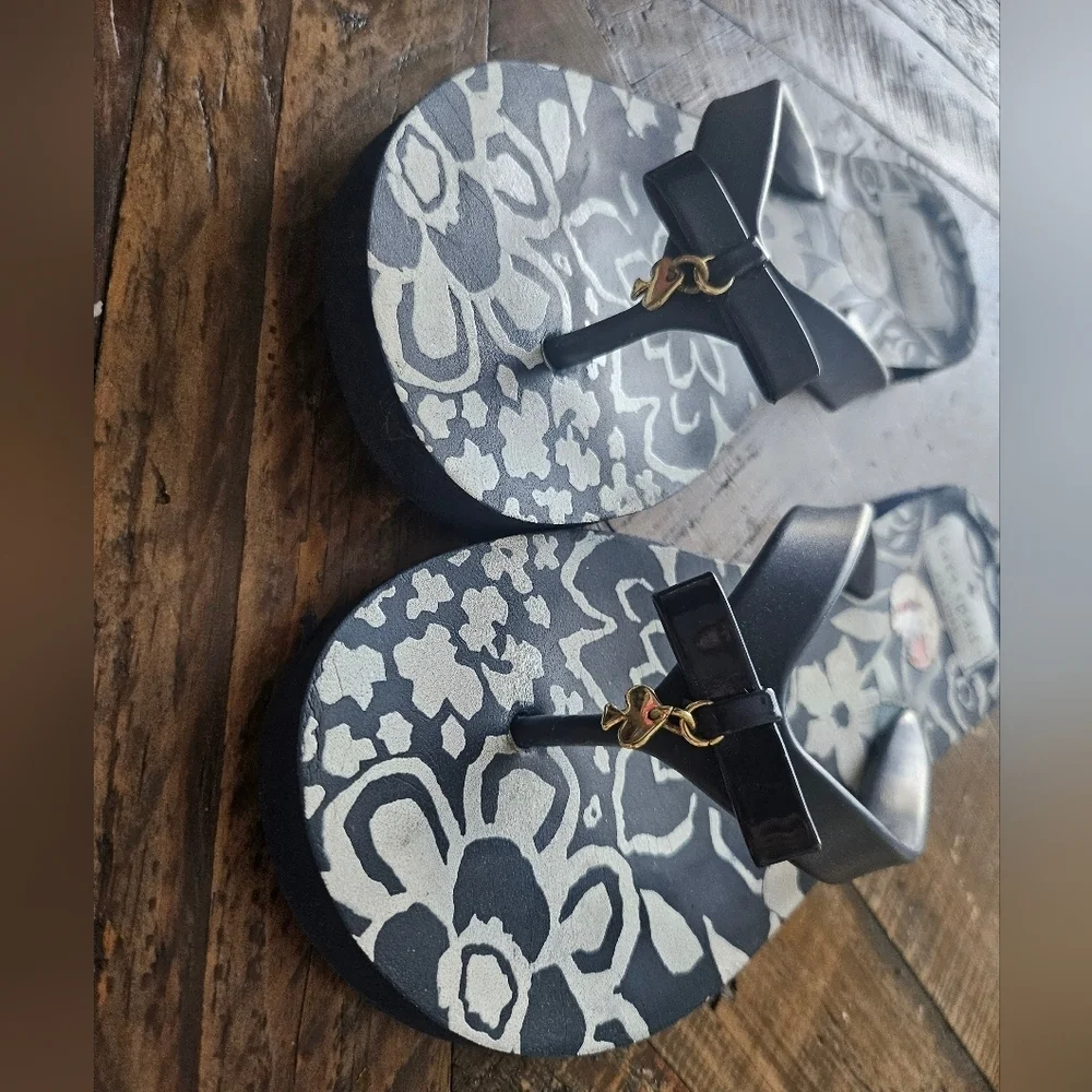 Kate Spade Women's Bow Floral Flip Flops with Gold Spade charm Sandals size 6.